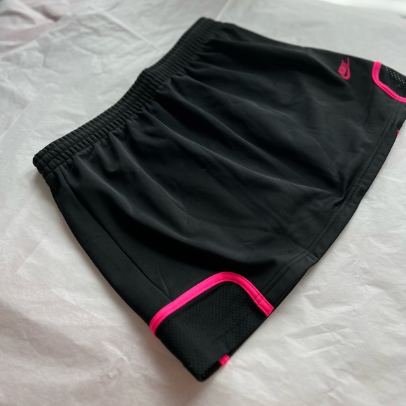 NIKE tennis skirt sz M 13” length EUC black hot pink mesh vents soft lining - Picture 9 of 11